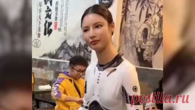 Андроид-официантка из Китая стала популярна в соцсетях. В Китае стала популярна официантка, которая изображает из себя робота, пишет Oddity Central. В соцсетях отметили, что женщина действительно двигается так, словно перед ними андроид. Как пишут СМИ, китаянка обслуживает клиентов в одном из ...