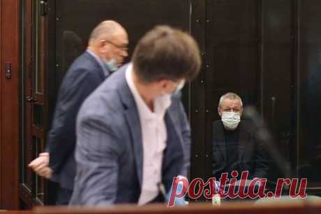 Стало известно о возможном освобождении Ефремова из тюрьмы по УДО. Стало известно о возможном освобождении актера Михаила Ефремова из тюрьмы по УДО. Сообщается, что в марте артист сможет подать соответствующую заявку и, если она будет принята, Ефремов окажется на свободе уже через полтора-два месяца. Его коллега Иван Охлобыстин выразил надежду на скорое освобождение актера.