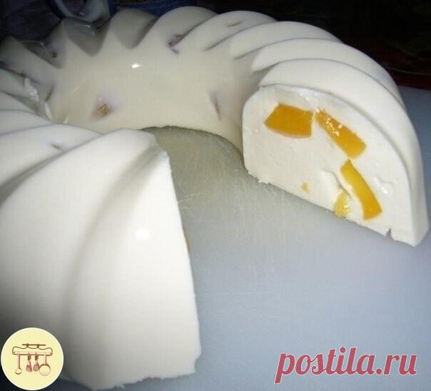 Ленивый кекс с персиками 

Ингредиенты: 
25г желатина 
2 пачки творога 
1 банка сгущенки 
Консервированные или свежие персики (можно взять любимые любые любимые фрукты, 

Приготовление: 
1. Желатин смешать со стаканом холодной кипяченой воды. Нагревать на медленном огне до полного растворения. 
2. Смешать творог со сгущенкой до однородной массы. 
3. Добавляем нарезанные консервированные персики, еще раз перемешиваем. В эту смесь добавляем наш раствор желатина, который уже ...