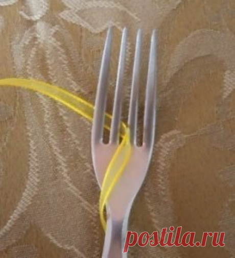 Делаем маленький ажурный бантик при помощи вилки.