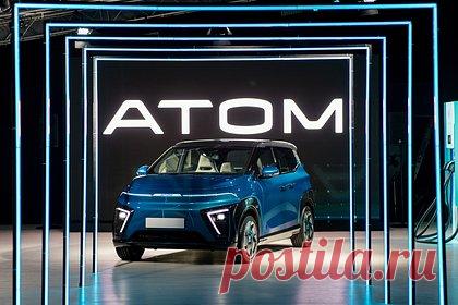 Производитель высказался о стоимости российского электромобиля «Атом». Генеральный директор компании-производителя российских электромобилей «Атом» Игорь Поваразднюк высказался о стоимости транспортного средства, серийное производство которого планируется в 2025 году. По его словам, авто не будет находиться в премиальном сегменте, останется в массовом.