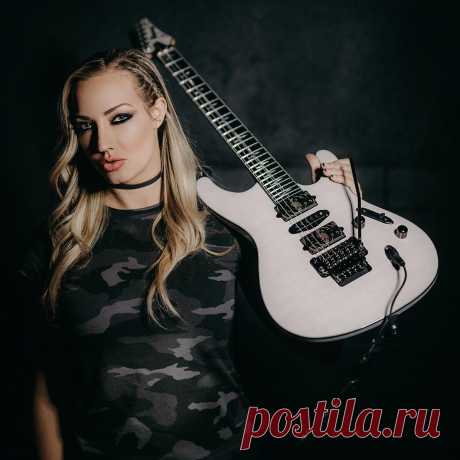 a_main_NitaStrauss.jpg (1000×1000)
