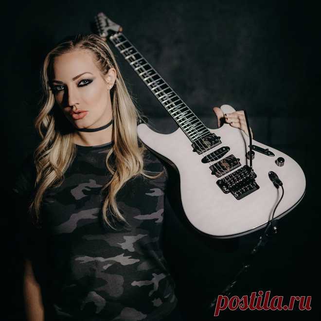 a_main_NitaStrauss.jpg (1000×1000)