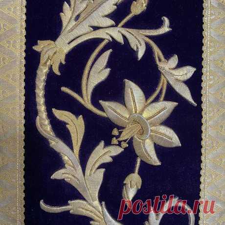 A chasuble from my collection. 1900s. Purple velvet and goldwork. Available for purchase (drop me a message in Direct). Антикварная вышивка (облачение) из моей коллекции. Фиолетовый бархат и золотное шитьё. 1900-е годы. Вопросы о приобретении в Директ. #bordadoenoro #antiqueembroidery #chasuble #churchvestments #churchembroidery #церковнаявышивка  #церковноеоблачение #handembroidery  #антикварнаявышивка #золотноешитье #goldworkembroidery #ecclesiasticalembroidery #
