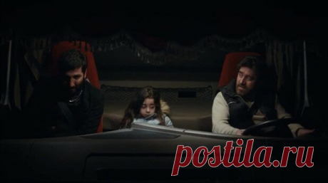 Мелек удалось сбежать от Дженгиза. Моя мама
Несмотря на все зло, что Дженгиз причинил Мелек, она не смогла бросить его уми.рать на дороге. Видя кр0воточащую рану, Мелек сняла с себя кофточку и приложила к ране Дженгиза. У... Read more »
Читай дальше на сайте. Жми подробнее ➡