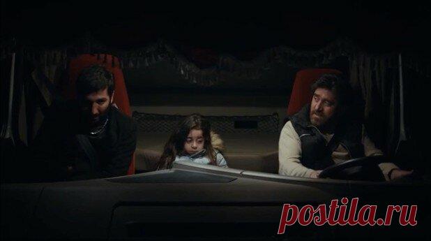 Мелек удалось сбежать от Дженгиза. Моя мама
Несмотря на все зло, что Дженгиз причинил Мелек, она не смогла бросить его уми.рать на дороге. Видя кр0воточащую рану, Мелек сняла с себя кофточку и приложила к ране Дженгиза. У... Read more »
Читай дальше на сайте. Жми подробнее ➡