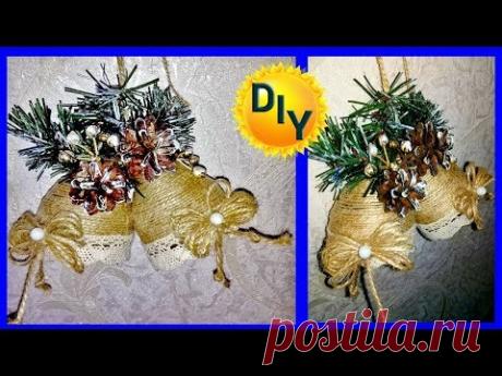 Новогодние колокольчики из джута, шишек и бутылок.