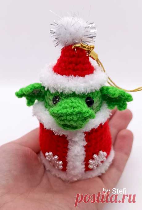 PDF Дракончик в костюме Деда Мороза крючком. FREE crochet pattern; Аmigurumi animal patterns. Амигуруми схемы и описания на русском. Вязаные игрушки и поделки своими руками #amimore - новогодний дракон, маленький дракончик к Новому году, динозавр, динозаврик.