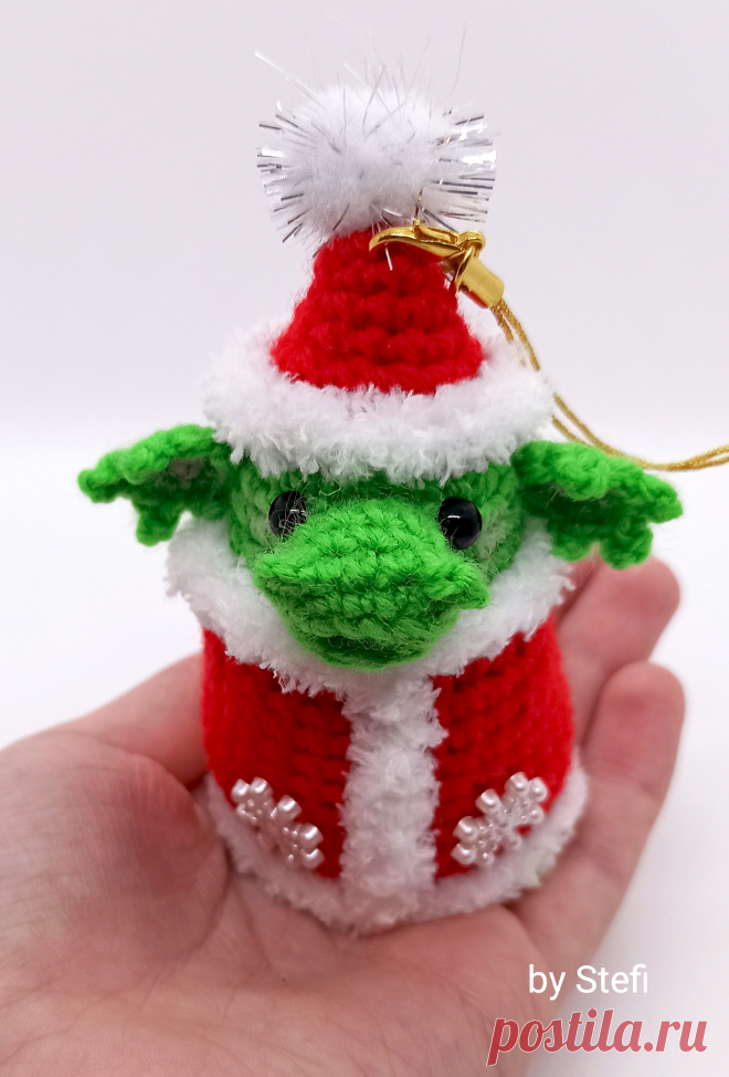 PDF Дракончик в костюме Деда Мороза крючком. FREE crochet pattern; Аmigurumi animal patterns. Амигуруми схемы и описания на русском. Вязаные игрушки и поделки своими руками #amimore - новогодний дракон, маленький дракончик к Новому году, динозавр, динозаврик.