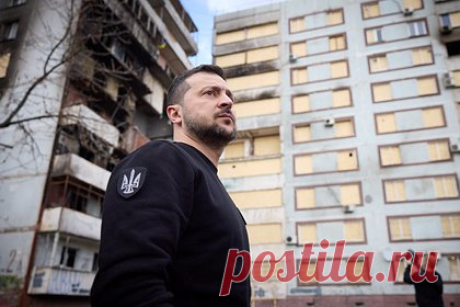 Политику Зеленского сравнили с антиутопией Оруэлла. Политика, проводимая президентом Украины Владимиром Зеленским, напоминает события антиутопии британского писателя Джорджа Оруэлла «1984», заявил бывший советник Леонида Кучмы Олег Соскин. По его словам, в стране наблюдается абсолютная цензура, а также сокрытие информации, как в описываемом в романе государстве.