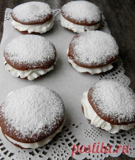 Пирожное «Вупи» — любовь сладкоежки!

Это традиционные американские пирожные. Готовятся они очень быстро и влюбляешься в них с первого укуса. Мягкие шоколадные бисквиты в сочетании со взбитыми сливками — это просто БОМБА.

Ингредиенты:

Тесто:

Яйцо куриное — 1 шт.
Масло сливочное — 80 г
Сахарная пудра — 100 г
Какао-порошок — 3 ст. л.
Молоко — 100 мл
Мука пшеничная — 130 г
Разрыхлитель — 1 ч. л.
Ванилин — 1 г

Крем:

Сливки 35% — 150 мл
Сахарная пудра — 4 ст. л.

Приготовл...