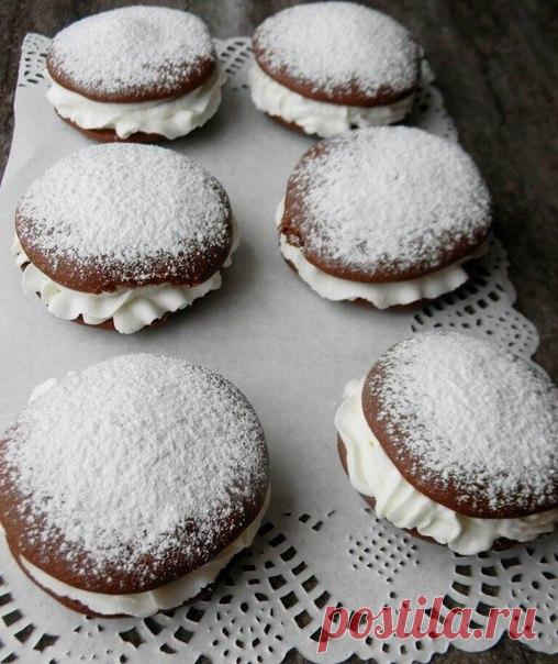 Пирожное «Вупи» — любовь сладкоежки!

Это традиционные американские пирожные. Готовятся они очень быстро и влюбляешься в них с первого укуса. Мягкие шоколадные бисквиты в сочетании со взбитыми сливками — это просто БОМБА.

Ингредиенты:

Тесто:

Яйцо куриное — 1 шт.
Масло сливочное — 80 г
Сахарная пудра — 100 г
Какао-порошок — 3 ст. л.
Молоко — 100 мл
Мука пшеничная — 130 г
Разрыхлитель — 1 ч. л.
Ванилин — 1 г

Крем:

Сливки 35% — 150 мл
Сахарная пудра — 4 ст. л.

Приготовл...