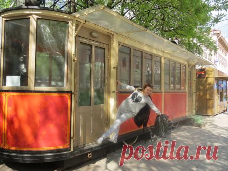 Арбат - очень хорошее место для прогулок! На этой старой улице, можно увидеть очень многое (от мимов, пиар-акций, чебурашек до музыкантов, которые поют от всей души), а главное бесплатно! Особая атмосфера царит на этой улице, по которой не ездят машины, а только ходят люди (в отличие от Нового Арбата).