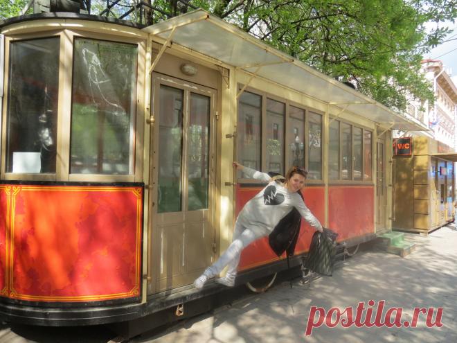 Арбат - очень хорошее место для прогулок! На этой старой улице, можно увидеть очень многое (от мимов, пиар-акций, чебурашек до музыкантов, которые поют от всей души), а главное бесплатно! Особая атмосфера царит на этой улице, по которой не ездят машины, а только ходят люди (в отличие от Нового Арбата).