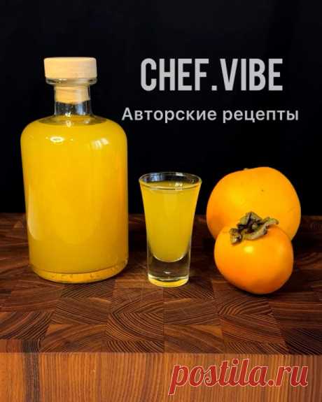 Начинаем неделю с приготовления экзотического напитка на сахарной хурме🍹
Ингредиенты:
Хурма - 4 шт;
Апельсины - 2 шт;
Водка - 500 мл;
Сахар - 100 г.
Приготовление:
Апельсины обдать кипятком, промыть, насухо вытереть и снять цедру (без альбедо). Апельсины очистить от белых частей, косточек, а мякоть нарезать.
Хурму помыть, очистить от кожуры, мякоть нарезать.
Закинуть кусочки хурмы, апельсинов и цедру в стеклянную банку. Всыпать сахар, плотно закрыть, несколько раз встрях...