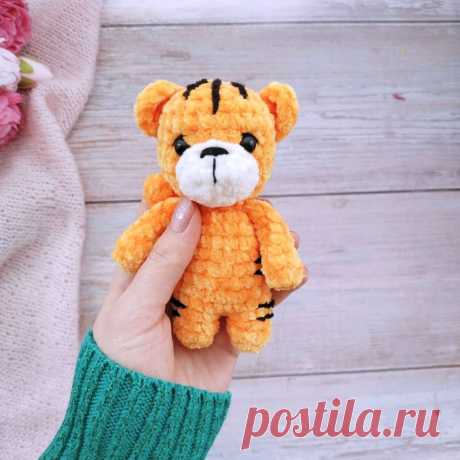 PDF Малыши Тигрята крючком. FREE crochet pattern; Аmigurumi animal patterns. Амигуруми схемы и описания на русском. Вязаные игрушки и поделки своими руками #amimore - плюшевый тигр, маленький тигрёнок из плюшевой пряжи, тигрята, котик, кот, кошечка, кошка, котенок.