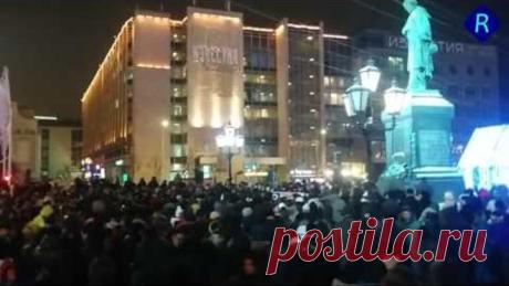 В РФ назревает бунт! - В Москве пару тысяч людей требовали отставку жуликов и воров