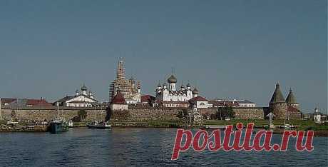 Спасо-Преображе́нский Солове́цкий монасты́рь — ставропигиальный мужской монастырь Русской православной церкви, расположенный на Соловецких островах в Белом море.
Возник в 1420—1430-е годы, отстроен в камне трудами св. Филиппа (Колычева), в допетровское время числился среди крупнейших землевладельцев государства. В 1669—1676 гг. осаждён царскими войсками как один из очагов сопротивления никонианским преобразованиям.
При советской власти на территории монастыря действовал первый в стране СЛОН