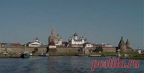 Спасо-Преображе́нский Солове́цкий монасты́рь — ставропигиальный мужской монастырь Русской православной церкви, расположенный на Соловецких островах в Белом море.
Возник в 1420—1430-е годы, отстроен в камне трудами св. Филиппа (Колычева), в допетровское время числился среди крупнейших землевладельцев государства. В 1669—1676 гг. осаждён царскими войсками как один из очагов сопротивления никонианским преобразованиям.
При советской власти на территории монастыря действовал первый в стране СЛОН