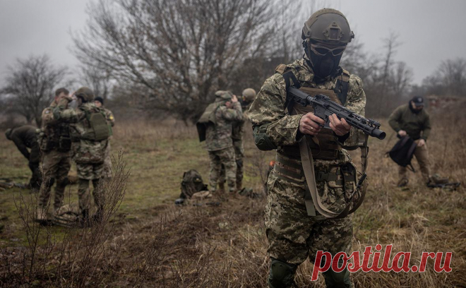 WSJ рассказала о жалобах офицеров ВСУ на «советский подход» генералов. Военные говорят о подавлении инициативы и бессмысленных приказах, которые стоят жизней многих солдат. «Воплощением советского синдрома» газета назвала главкома Сырского, но проблема не только в нем