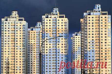 Риелтор описал ситуацию с ценами на недвижимость в Москве. Член Российской гильдии риелторов Константин Барсуков заявил, что цены на вторичную недвижимость в Москве и Подмосковье упали на 15-20 процентов в сравнении с январем прошлого года. Это связано с кредитно-денежной политикой Центрального Банка России и резко выросшими ипотечными ставками.