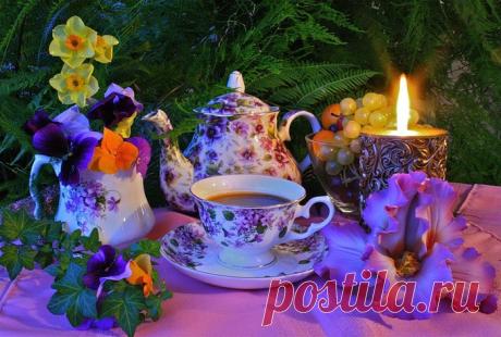 Когда вы грустите, о лете скучая,
Есть самое лучшее, верное средство:
С друзьями собраться за чашечкой чая,
Как в солнечном, чудном и ласковом детстве.

Вот так забежать и воскликнуть с порога:
&quot;А ну-ка, скорей доставайте конфеты!
Лимонные дольки, печенья немного
И лучшие чашки веселого цвета!&quot;

И дуть во все щеки в цветочное блюдце,
Смеяться в веселье приятном и праздном,
А новым друзьям - от души улыбнуться,
За чашечкой чая болтая о разном.

Автор текста: tobico