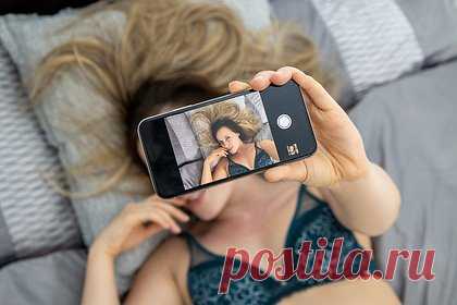 Раскрыты толкающие на отправку интимных фото причины. Недавнее исследование показало, что девушки тоже практикуют неэтичное сексуальное поведение в интернете, отправляя без предупреждения свои интимные фотографии. В результате опроса выяснилось, что 30,4 процента мужчин и 46,4 процента женщин хотя бы раз отправляли пикантные фотографии.