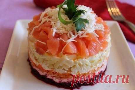 Сёмга на шубке
Источник Great Food • Лучшие Рецепты


300г (приблизительно) филе малосольной сёмги, 

1-2 луковицы, 2 варёных яйца, 

1 отваренная крупная морковка, 

2 отваренных свеклы, 

2 отваренных картофелины, 

100-200г натурального йогурта(сметаны, дом.майонеза)