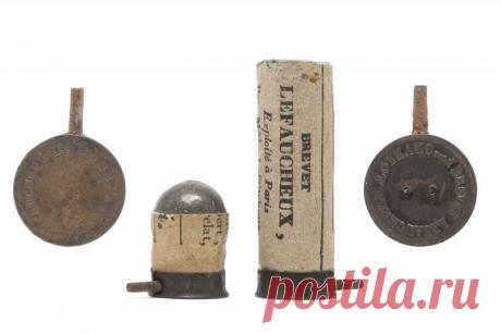 Шпилечный патрон. Популярность и поражение С начала XIX века оружейники ведущих стран вели поиск оптимальной конструкции унитарного патрона. В рамках одного компактного, простого и дешевого изделия следовало объединить пулю, навеску пороха, средство воспламенения и гильзу...