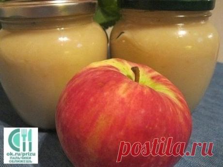 Яблочное пюре "Неженка". ВКУС ДЕТСТВА!
5 кг яблок (это в неочищенном виде)
1 стакан воды
1/2 стакана сахарного песка
1 банка сгущенного молока
Яблоки моем, очищаем от шкурки и режем на кусочки. В кастрюлю, желательно с толстым дном, наливаем воду, засыпаем яблоки и закрываем крышкой. Периодически помешиваем чтобы не пригорело. Делаем на маленьком огне. Варим до мягкости яблок. Затем я прямо в кастрюле все это пробила блендером до однородной массы. Добавить сахар, помешивая растворить, затем ос