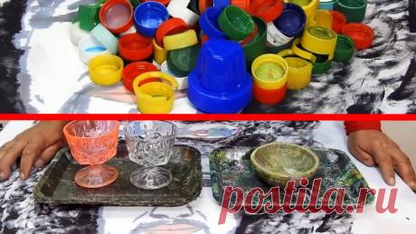 Как делать пластиковую посуду из крышек от ПЭТ бутылок Крышечки от ПЭТ бутылок изготавливаются из первичного полиэтилена. Это пищевой пластик имеющий температуру плавления не более 135 градусов Цельсия. Он является отличным сырьем для переработки в домашних условиях. Крышки можно переплавить в небьющуюся посуду весьма необычных расцветок.Что