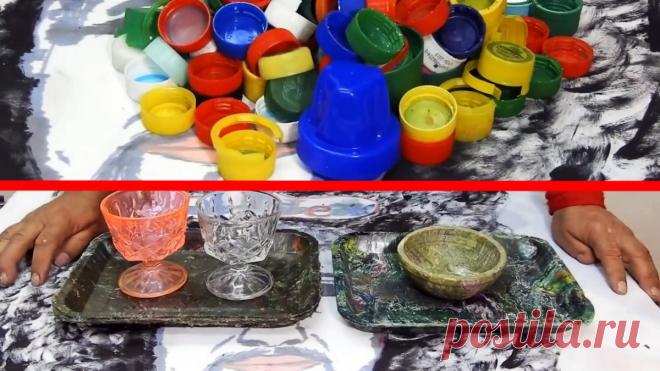 Как делать пластиковую посуду из крышек от ПЭТ бутылок Крышечки от ПЭТ бутылок изготавливаются из первичного полиэтилена. Это пищевой пластик имеющий температуру плавления не более 135 градусов Цельсия. Он является отличным сырьем для переработки в домашних условиях. Крышки можно переплавить в небьющуюся посуду весьма необычных расцветок.Что