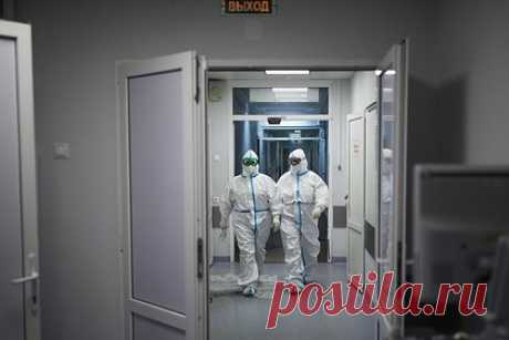 Ученый назвал возможные сроки нового пика заболеваемости COVID-19. Новый пик заболеваемости COVID-19 в РФ придется на конец сентября — начало октября. Такие сроки назвал заведующий лабораторией пролиферации клеток Института молекулярной биологии РАН Петр Чумаков, его слова приводят «Ведомости». Каждая последующая волна коронавируса будет проходить легче для заболевших, отметил он.