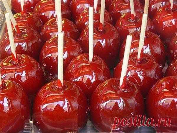 Лакомимся карамельными яблоками