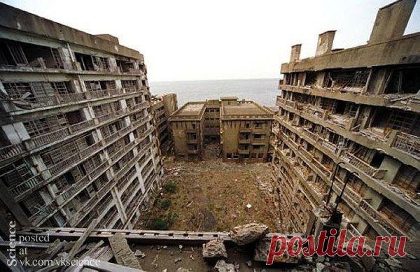 Реальные фотографии заброшенного города на острове в тихом океане. Остров заселили в 1810 году, когда там нашли уголь. В течение 50 лет он стал самым заселенным островом в мире по соотношению суши и количества жителей на ней - 53000 человек при радиусе самого острова - 1км! К 1974 году, когда последние жители покинули остров ввиду иссякших ископаемых и город превратился в призрак.