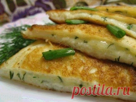 Диетические хачапури: вкуснейший перекус! 
на 100грамм - 127.76 ккалБ/Ж/У - 13.59/5.48/6.07 

Ингредиенты: 
Для теста: 
200 г обезжиренного творога 
2 яйца 
150 мл обезжиренного кефира 
0,5 ч.л. соли 
0,5 ч.л. соды 
3-4 ст. л. молотых овсяных хлопьев 

Для начинки: 
150 г полутвердого нежирного сыра 
2 ст.л. натурального йогурта 
2 крупных зубчика чеснока 
Пучок укропа 

Приготовление: 
Для теста творог растереть с яйцами. Добавить теплый кефир, соду, соль и хлопья. Завест...