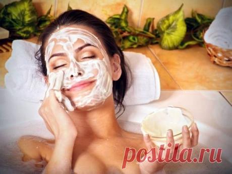 Шикарная омолаживающая маска для лица

Делать ее нужно дважды в год - весной и осенью по 2 недели.
- 1 столовая ложка меда
- 1 столовая ложка сметаны
- 50 гр творога (приблизительно половина маленькой пачки)
- 1 яйцо
- 6 капель лимона
- по 1 ампуле алоэ, витамина В1 и В12 (продается в аптеке)

Все ингредиенты смешать в стеклянной посуде. 

Наносить смесь вечером на очищенное лицо (и под глаза тоже) на 15-20 минут, после кремом не пользоваться. И так 2 недели. Хранить маску...