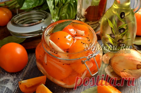 Помидоры дольками с луком и маслом на зиму без стерилизации: рецепт Вкусная консервация на зиму из томатов - помидоры дольками с луком и маслом - готовится очень просто, даже без стерилизации, а получается и вкусной, и красивой. Ее рецепт наверняка понравится всем хозяюшкам.