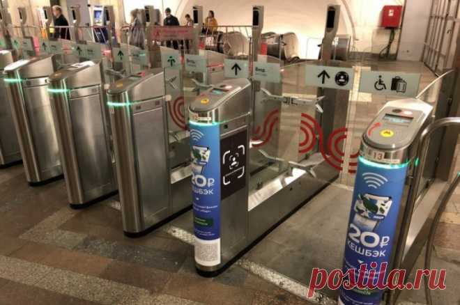 Кулаком, ногой, с разбега. Вандалы объявили войну турникетам в метро Москвы. В московском метро — «эпидемия» вандализма. Агрессивные пассажиры регулярно разбивают стеклянные створки турникетов. Почему таких случаев стало больше и что движет вандалами?