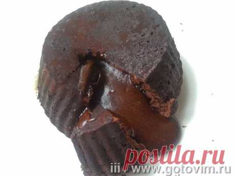 Фондан. Рецепт с фото Фондан (Fondant au chocolat) – французский шоколадный десерт, особенность которого в сочетании сразу двух структур – плотной снаружи и тающей, кремовой внутри. Формочки для фонданов обычно небольшие. Можно использовать бумажные формы для маффинов (кексов).