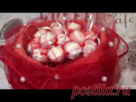 Букет из конфеток-рафаэлок и гофрированной бумаги.