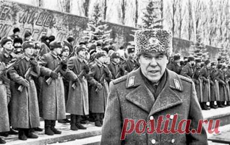 Что случилось с генералом Рохлиным? | Чёрт побери Депутат Лев Рохлин был застрелен ночью 3 июля 1998 года на своей даче в Московской области (поселок Клоково). Смерть настигла боевого генерал-лейтенанта в его собственной постели. Умер Лев Николаевич во сне. По официальной версии, причиной тому был внутрисемейный конфликт с супругой.  Тамара Рохлина якобы выстрелила в мужа, пока тот спал. Женщина была задержана. Два суда Тамаре Рохлиной инкриминировали умышленное убийство, ...