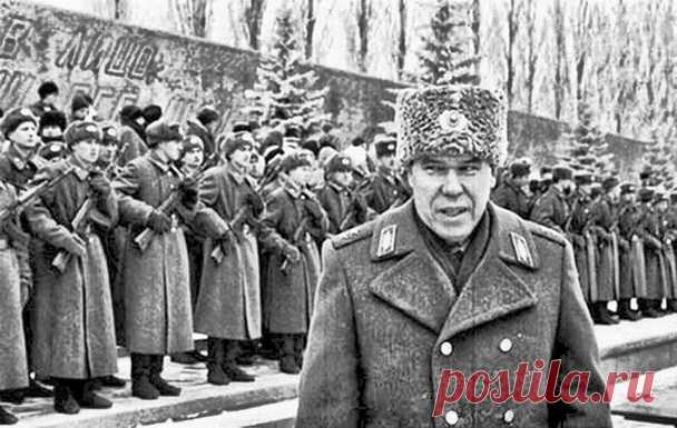 Что случилось с генералом Рохлиным? | Чёрт побери Депутат Лев Рохлин был застрелен ночью 3 июля 1998 года на своей даче в Московской области (поселок Клоково). Смерть настигла боевого генерал-лейтенанта в его собственной постели. Умер Лев Николаевич во сне. По официальной версии, причиной тому был внутрисемейный конфликт с супругой.  Тамара Рохлина якобы выстрелила в мужа, пока тот спал. Женщина была задержана. Два суда Тамаре Рохлиной инкриминировали умышленное убийство, ...
