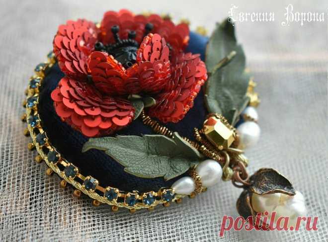 Медленно возвращаюсь в рабочий ритм...
Маковка из декабрьских новинок, уже при хозяйке.

Лепестки расшиты итальянскими пайетками, каждый на каркасе и каждый подшит шелковым бархатом. Основа броши так же выполнена из шелкового бархата, листья из натуральной кожи, окантовка из стразовой цепи и пресноводного жемчуга, изнанка оформлена натуральной кожей. Для подвески использована крупная барочная жемчужина и элемент авторской фурнитуры @annabronze , который нещадно пришлось до...