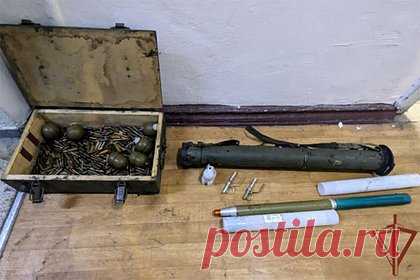 Росгвардейцы обнаружили тайник с оружием и боеприпасами диверсантов в ЛНР. Сотрудники Росгвардии обнаружили тайник с оружием и боеприпасами диверсантов в Луганской народной республике. Специалисты изъяли из него ручной противотанковый гранатомет, реактивный снаряд от БМ-21 «Град», выстрел к болгарскому гранатомету OGi-7MA, гранаты различных модификаций и больше 300 патронов.