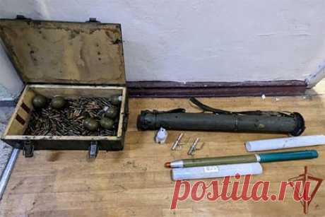 Росгвардейцы обнаружили тайник с оружием и боеприпасами диверсантов в ЛНР. Сотрудники Росгвардии обнаружили тайник с оружием и боеприпасами диверсантов в Луганской народной республике. Специалисты изъяли из него ручной противотанковый гранатомет, реактивный снаряд от БМ-21 «Град», выстрел к болгарскому гранатомету OGi-7MA, гранаты различных модификаций и больше 300 патронов.