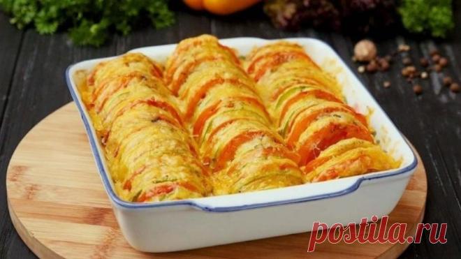 Кабачки, помидоры, картофель-рецепт быстрого и сытного ужина Ингредиенты: средний кабачок3 помидора2-3 картофелины3 ст. ложки сливочного масла2 ст. ложки муки2 стакана молока1 яйцосоль, перец – по вкусу100 г натертого сыраРецепт приготовления:Овощи нарежьте кружочками, толщиной 0,5 см...