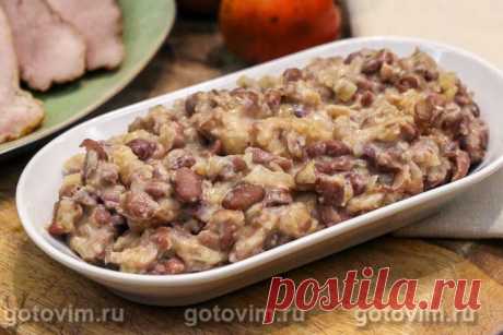 Пюре из красной фасоли с луком и сметаной. Рецепт с фото Вареная красная фасоль подходит не только для супов и салатов. Из неё получается отличный гарнир, например, как это пюре с томленым в масле репчатым луком и сметаной. Готовить пюре очень просто: достаточно отварить фасоль до мягкости и отправить в сковороду с пассерованным луком, где размять картофелемялкой и развести бульоном со сметаной.