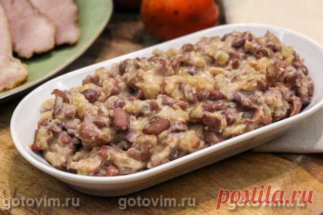 Пюре из красной фасоли с луком и сметаной. Рецепт с фото Вареная красная фасоль подходит не только для супов и салатов. Из неё получается отличный гарнир, например, как это пюре с томленым в масле репчатым луком и сметаной. Готовить пюре очень просто: достаточно отварить фасоль до мягкости и отправить в сковороду с пассерованным луком, где размять картофелемялкой и развести бульоном со сметаной.