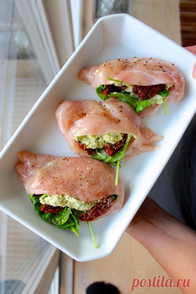 Фаршированная куриная грудка со сливочным сыром, соусом песто и вялеными помидорами